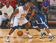 426-ZSG09-2901  Former Miami Heat player Zo Mourning and Denver Nugget Chris Paul